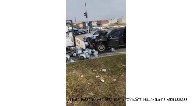 Diyarbakır'da tüplerin yola savrulduğu kaza ucuz atlatıldı