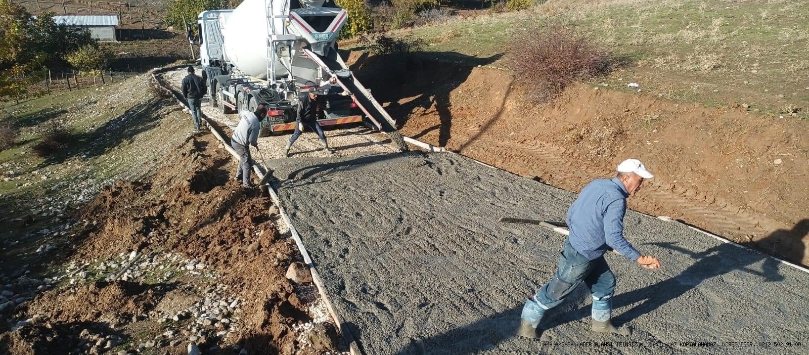 Silvan Kumgölü Mahallesinde betonarme yol çalışması yapıldı.